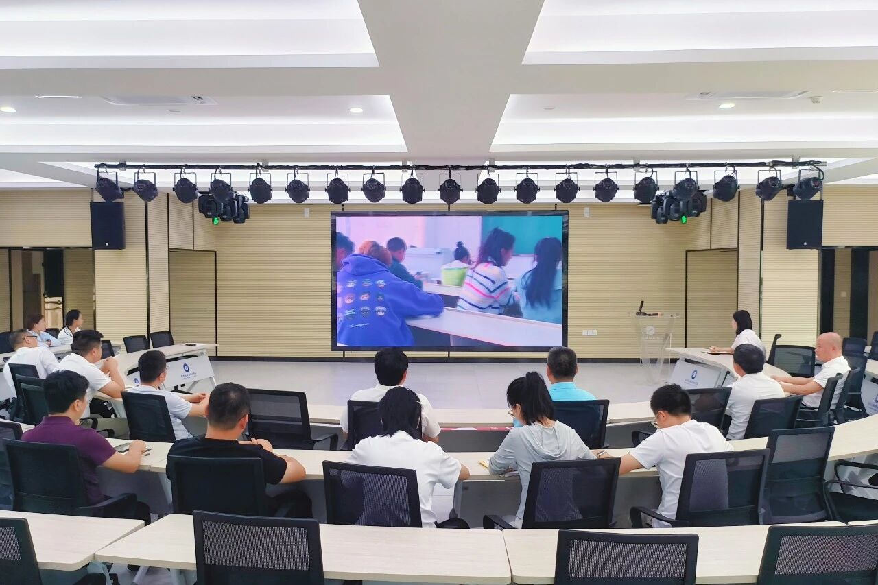 我校开展“树立和践行正确政绩观”学习教育专题党课